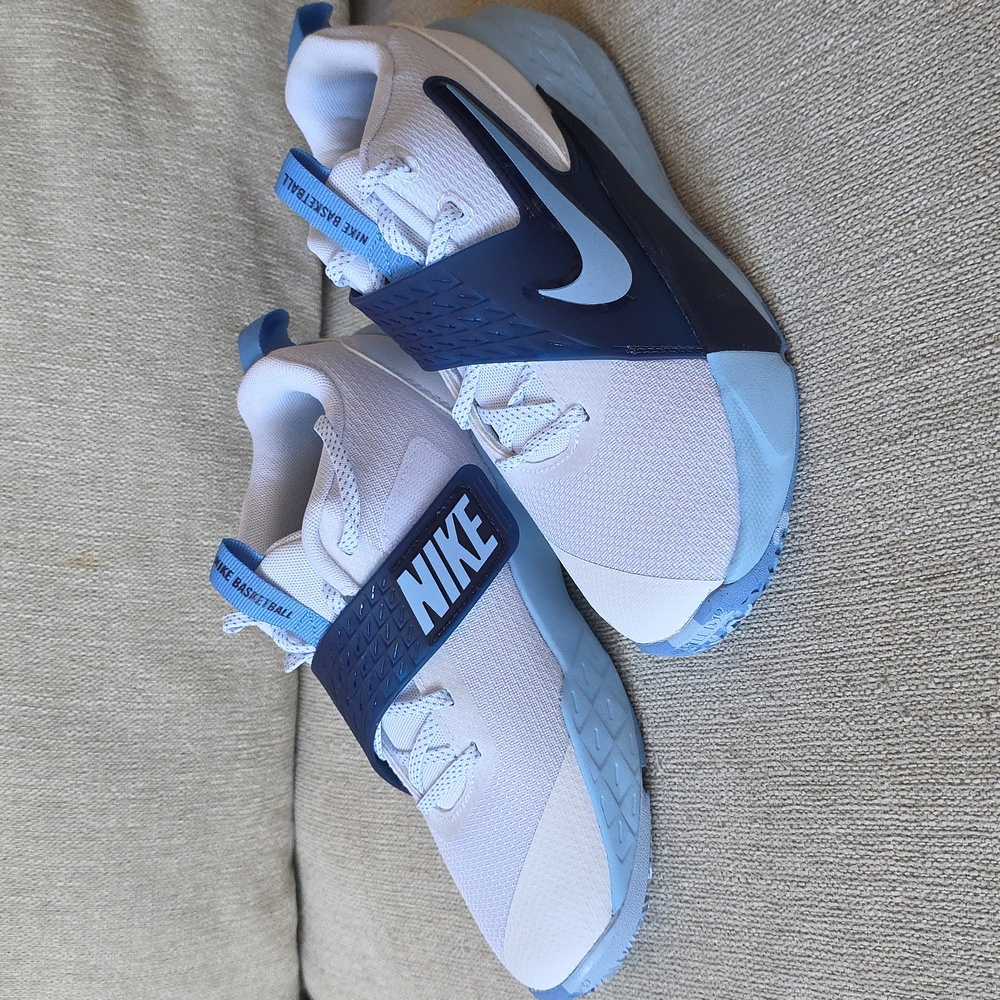 Nike Team Hustle D 12 Sneaker - Big Kids - 5.5Y